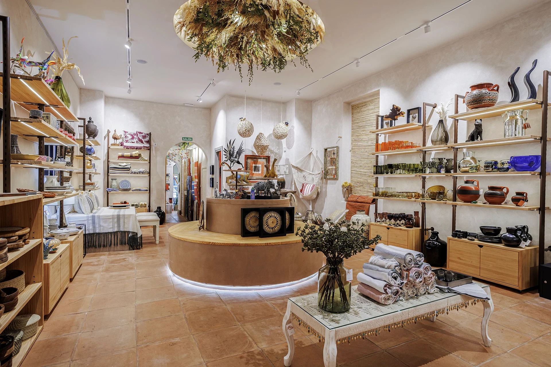 Mesa puesta con vajilla y cristalería artesanal mexicana en Huakal Madrid, con hornacinas, fibras naturales y textiles bordados