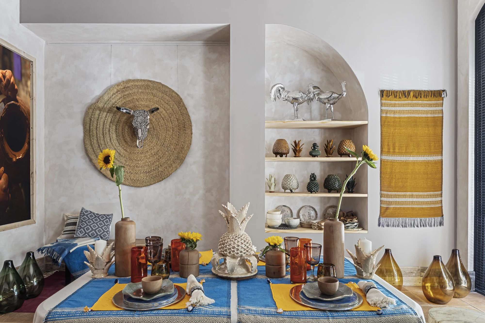 Mesa puesta con vajilla y cristalería artesanal mexicana en Huakal Madrid, con hornacinas, fibras naturales y textiles bordados