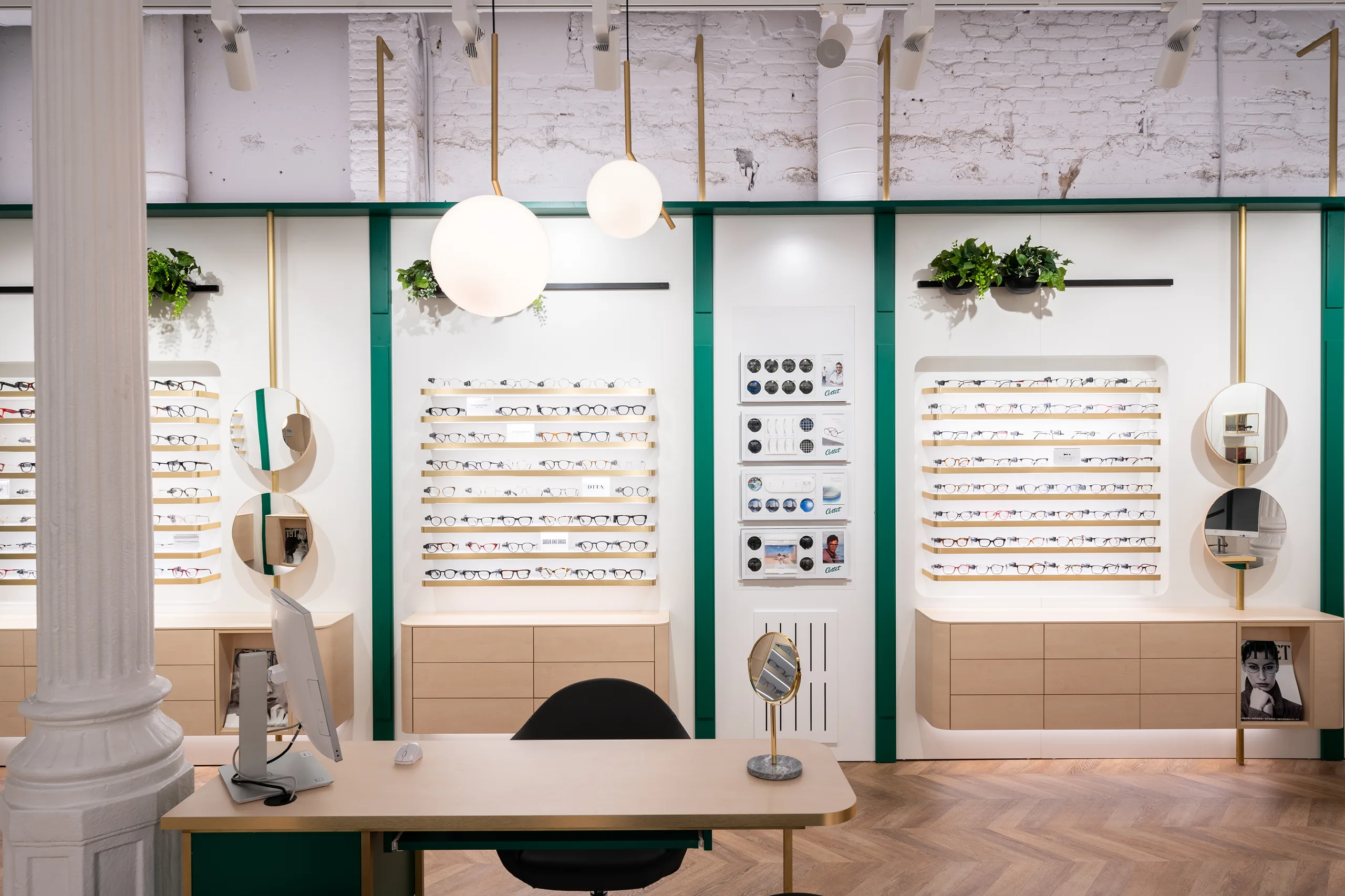 Expositores de gafas graduadas Cottet con paneles verdes, panel didáctico de lentes y mesa de optometría