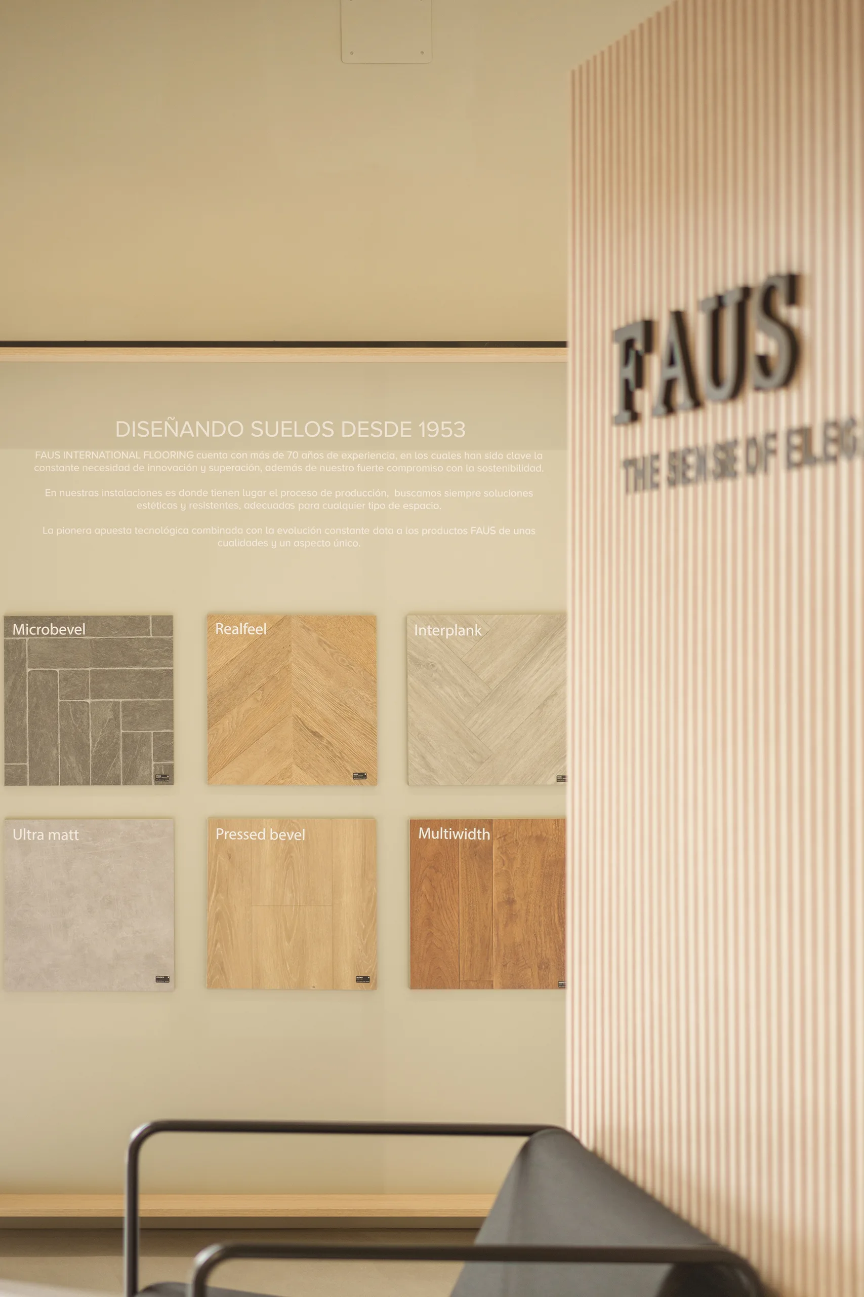 Panel corporativo FAUS con muestras de suelo laminado Microbevel, Realfeel, Interplank, Ultra matt, Pressed bevel y Multiwidth