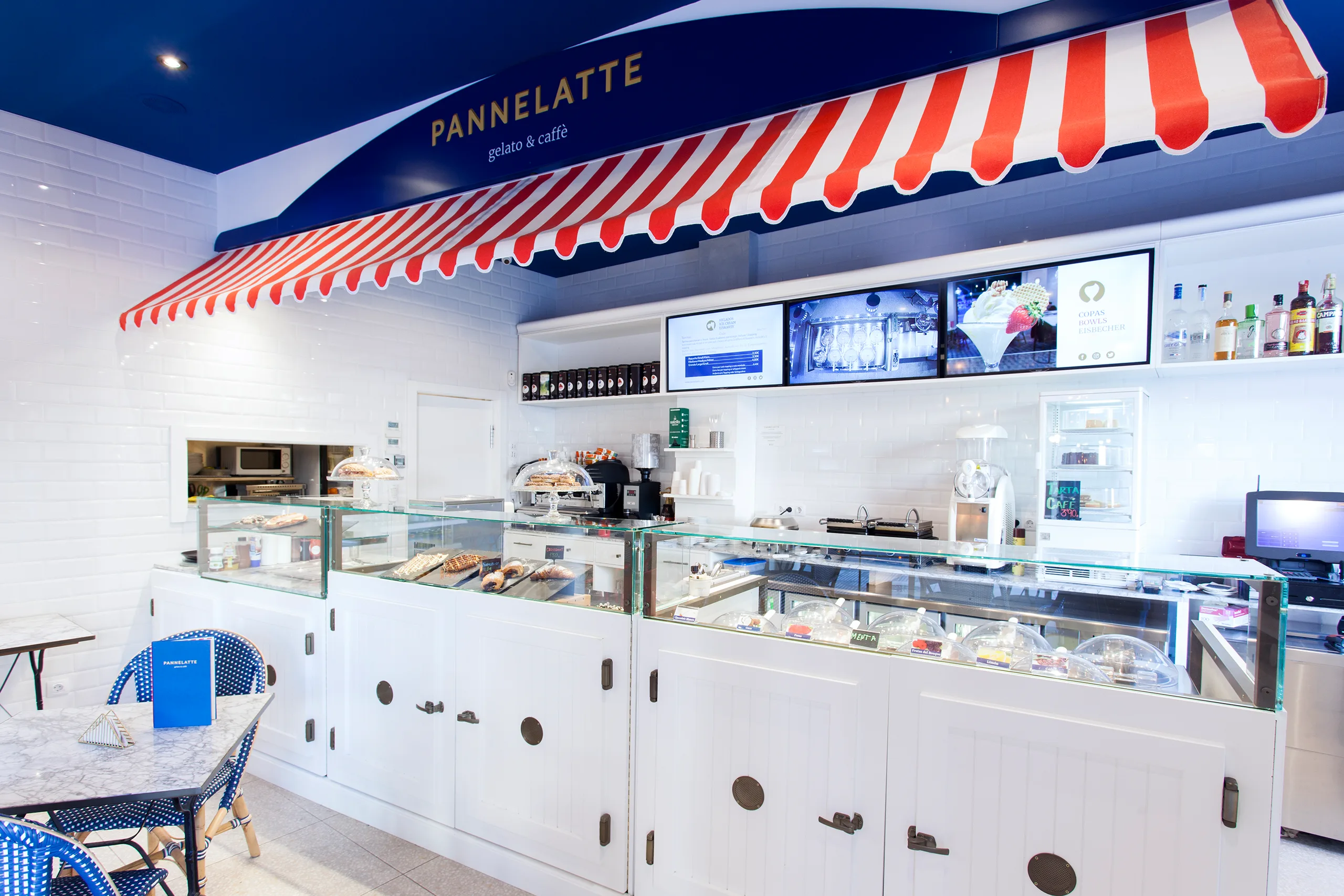 Mostrador de Pannelatte con vitrina de helados artesanos, bollería y toldo de rayas